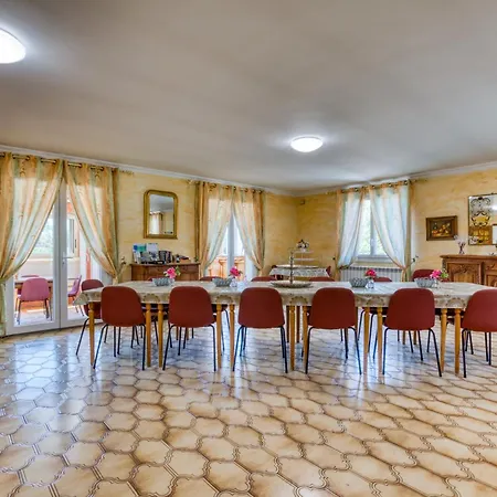 Prázdninový dům Avec Piscine 8 A 14 Pers.